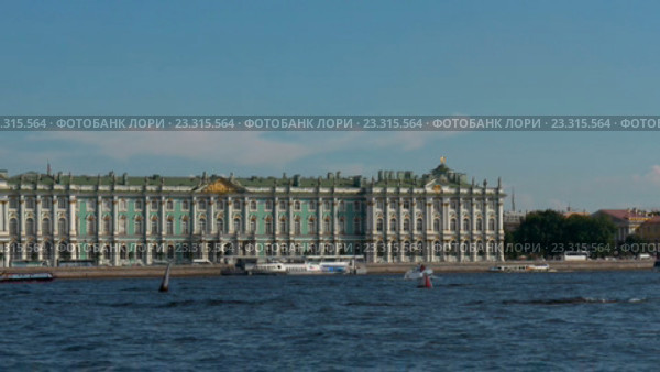 Санкт-Петербург, Россия - 9 июля 2016: Вид на Эрмитаж и купола Исакиевского собора. Стоковое видео, видеограф Игорь Усачев / Фотобанк Лори