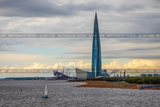 Санкт-Петербург, Россия. Вид на небоскреб Лахта-центр на берегу Балтийского моря. Самое высокое здание в Европе. Новая штаб-квартира российской энергетической компании «Газпром» (2019 год). Редакционное фото, фотограф Андрей Степанов / Фотобанк Лори