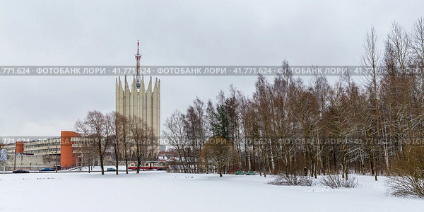 Санкт-Петербург, Россия. Вид на парк и лабораторную башню Российского государственного научного центра робототехники и технической кибернетики. Холодная зимняя погода. Редакционное фото, фотограф Андрей Степанов / Фотобанк Лори