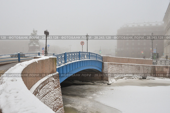 Санкт-Петербург. Синий мост, река Мойка. Туманный город (2018 год). Стоковое фото, фотограф Александр Алексеев / Фотобанк Лори