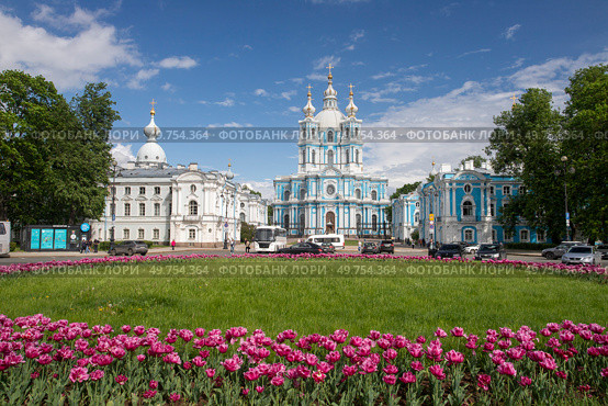 Санкт-Петербург. Смольный собор на фоне тюльпанов. Редакционное фото, фотограф Литвяк Игорь / Фотобанк Лори