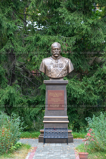Санкт-Петербург. Стрельна. Троицкая Сергиева Приморская пустынь.Бюст Михаил Николаевич Галкин-Вракской. Редакционное фото, фотограф Литвяк Игорь / Фотобанк Лори