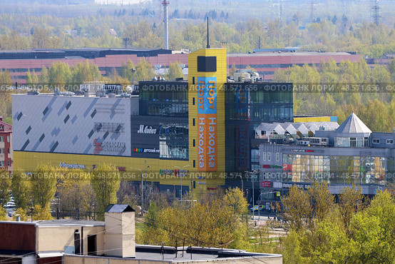 Санкт-Петербург. ТРК "Порт Находка" на Тепловозной улице в Рыбацком. Редакционное фото, фотограф Александр Тарасенков / Фотобанк Лори