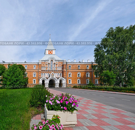 Санкт-Петербург, Троице-Сергиева Приморская пустынь. Братский корпус с Надвратной церковью св. Саввы Стратилата на фоне синего неба. Архитектор Горностаев. Стоковое фото, фотограф Елена  Попкова / Фотобанк Лори