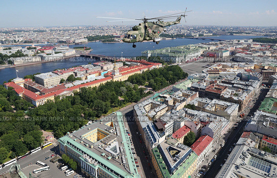 Санкт-Петербург. Вертолет Ми-8 во время показательного полета над городом. Стоковое фото, фотограф Петр Ковалев / ТАСС / Фотобанк Лори