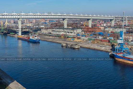 Санкт-Петербург, вид на Морской канал и портовые причалы с Канонерского острова (2019 год). Редакционное фото, фотограф glokaya_kuzdra / Фотобанк Лори