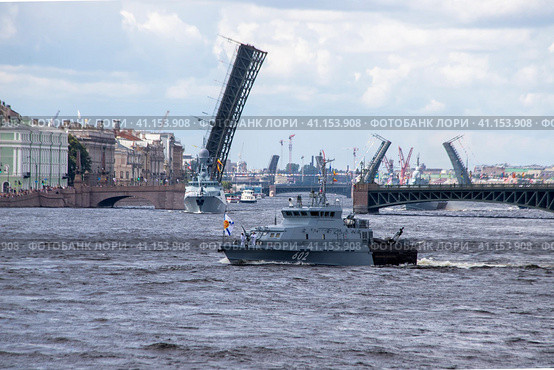 Санкт-Петербург. Военный корабль на параде в день Противодиверсионный катер П-449 "Юнармеец Дагестана" проекта 21980 Каспийской флотилии ВМФ России. Бортовой номер 602 (2023 год). Редакционное фото, фотограф Литвяк Игорь / Фотобанк Лори