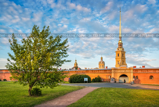 Санкт-Петербург. Закатный свет над Петропавловкой. Sunset light over the Peter and Paul Fortress (2017 год). Стоковое фото, фотограф Baturina Yuliya / Фотобанк Лори