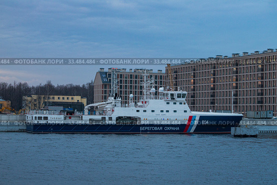 Санкт-Петербург. Завод "Алмаз". Корабль Береговой охраны у пирса (2020 год). Редакционное фото, фотограф Литвяк Игорь / Фотобанк Лори