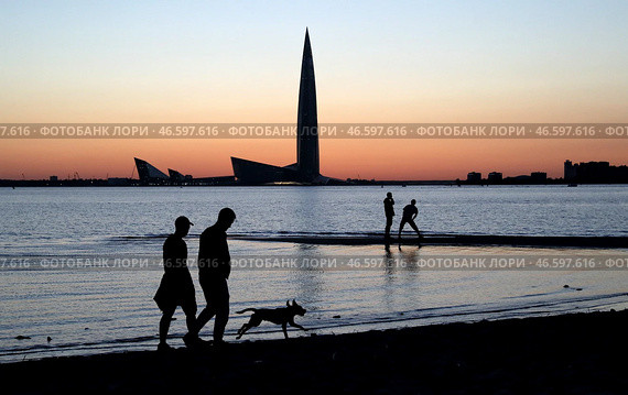 Санкт-Петербург. Жители города во время прогулки на закате. Стоковое фото, фотограф Петр Ковалев / ТАСС / Фотобанк Лори
