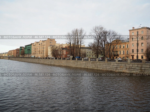Sankt-Petersburg, Russia 01.19.25: A serene view of a river Obvodny Canal reflecting soft light of late afternoon. Historical buildings line waterfront, showcasing architectural details and city life. Редакционное фото, фотограф Юлия Петровская / Фотобанк Лори