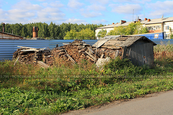 Сарайчик с запасом дров. Город Ирбит (2012 год). Стоковое фото, фотограф Анатолий Матвейчук / Фотобанк Лори