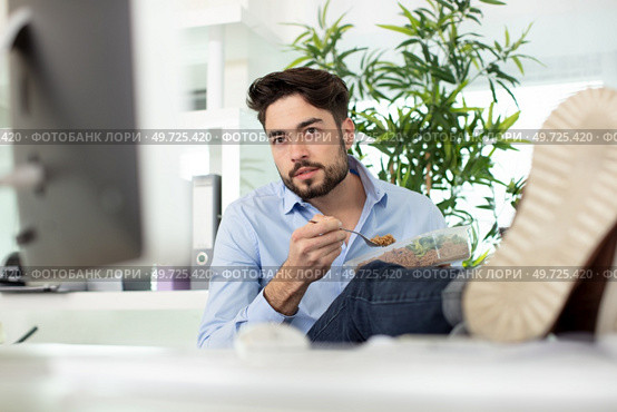 satisfied businessman checking the pc. Стоковое фото, агентство Ingram Publishing / Фотобанк Лори