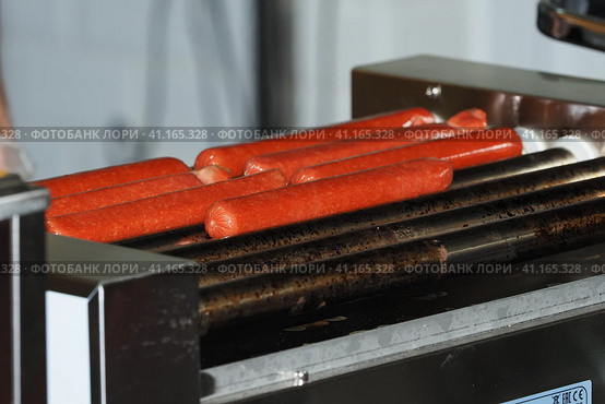 Sausages for hot dogs on a spit, sausages on the grill.  Sausages for hot dogs on a spit, sausages on the grill. Сосиски для хот-догов на вертеле, сосиски на гриле. Стоковое фото, фотограф Egor Sarantstv / Фотобанк Лори