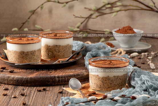 Savor a delectable tiramisu-inspired chia pudding, featuring layers of creamy coffee-infused chia and a decadent chocolate topping. This guilt-free breakfast or dessert blends classic flavors with wholesome ingredients for a convenient and satisfying treat. Стоковое фото, агентство Ingram Publishing / Фотобанк Лори