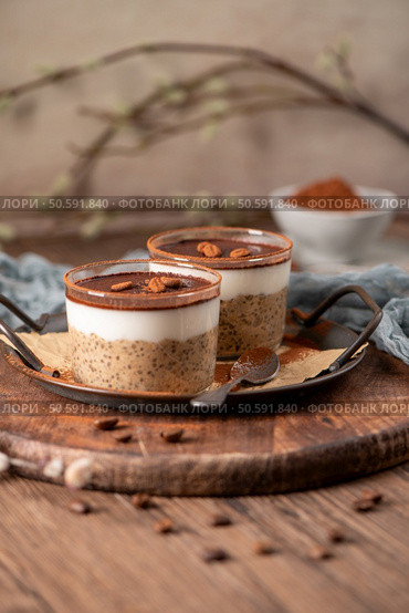 Savor a delectable tiramisu-inspired chia pudding, featuring layers of creamy coffee-infused chia and a decadent chocolate topping. This guilt-free breakfast or dessert blends classic flavors with wholesome ingredients for a convenient and satisfying treat. Стоковое фото, агентство Ingram Publishing / Фотобанк Лори