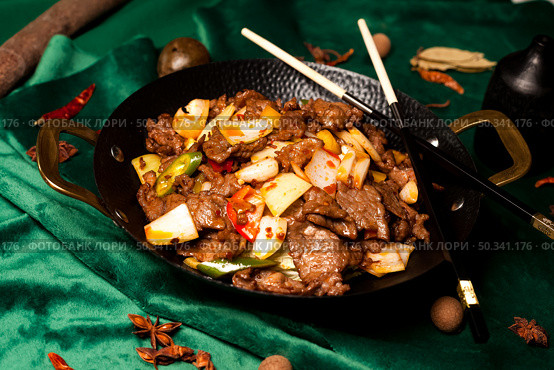 Savory Sizzling Beef Dish Displayed in a Black Bowl at a Chinese Restaurant. Стоковое фото, фотограф Aleksandr Golubev / Фотобанк Лори