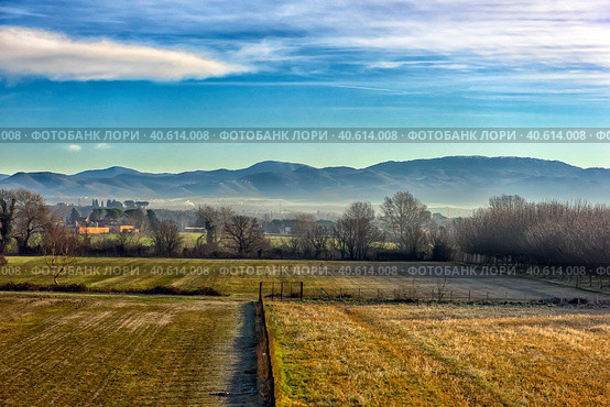 Scenic Tuscan landscape with beautiful fields, meadows and hills with morning fogs (2018 год). Стоковое фото, фотограф Анна Кривицкая / Фотобанк Лори