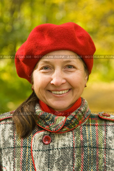 Счастливая женщина средних лет в осеннем парке. Стоковое фото, фотограф Яков Филимонов / Фотобанк Лори