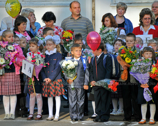 Счастливый первоклассник 1-"А" класса, с одноклассниками, на школьной линейке (2009 год). Редакционное фото, фотограф Pukhov K / Фотобанк Лори