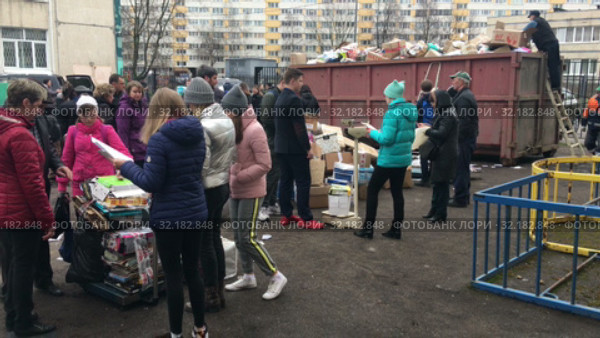 School children with parents collect wastepaper on school yard. Yearly waste paper collection in primary Russian school (2019 год). Редакционное видео, видеограф Кекяляйнен Андрей / Фотобанк Лори