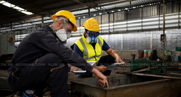 Scientists and government officials Inspect and collect chemical leak samples in industrial sites. to be thoroughly investigated in the laboratory. Стоковое фото, агентство Ingram Publishing / Фотобанк Лори