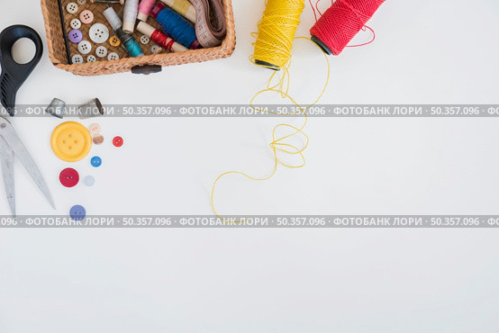scissor buttons thimble red yellow yarn isolated white background. Стоковое фото, агентство Ingram Publishing / Фотобанк Лори