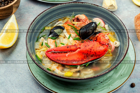 Seafood soup with lobster, mussels, prawns and fish. Seafood soup in ceramic bowl.. Popular seafood soup, Tom yum. Стоковое фото, агентство Ingram Publishing / Фотобанк Лори