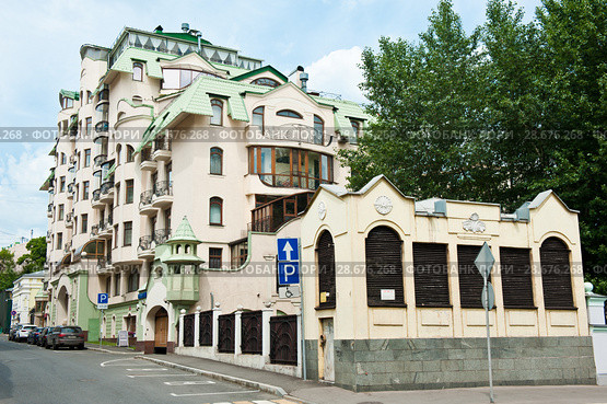 Сеченовский переулок, 2. Летний солнечный день. Москва. Россия (2018 год). Редакционное фото, фотограф E. O. / Фотобанк Лори