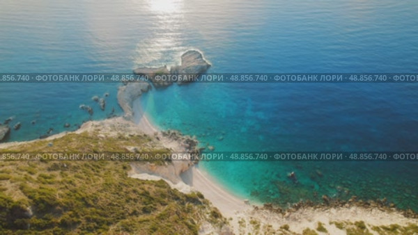Secluded beach cove with turquoise water and rocky cliffs in Kefalonia Greece. Стоковое видео, видеограф Igor Tichonow / Фотобанк Лори