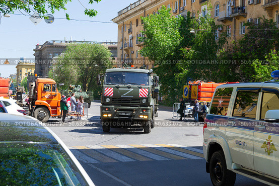 Седельный тягач КамАЗ-65225, трейлер с полуприцепом, на который погружена боевая машина пехоты БМП-3М. Волгоград, Центральный район, Россия. (2024 год). Редакционное фото, фотограф Андрей Цыганков / Фотобанк Лори