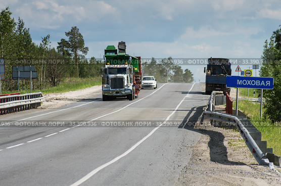 Седельный тягач Петербилт на трассе Сургут-Когалым летом. Peterbilt truck on Surgut-Kogalym highway in summer. (2015 год). Редакционное фото, фотограф Евгений Романов / Фотобанк Лори