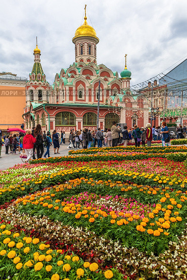 Седьмой традиционный фестиваль живых цветов в ГУМе. Июль 2019 года. Красная площадь. Казанский собор. Город Москва. Редакционное фото, фотограф Владимир Сергеев / Фотобанк Лори