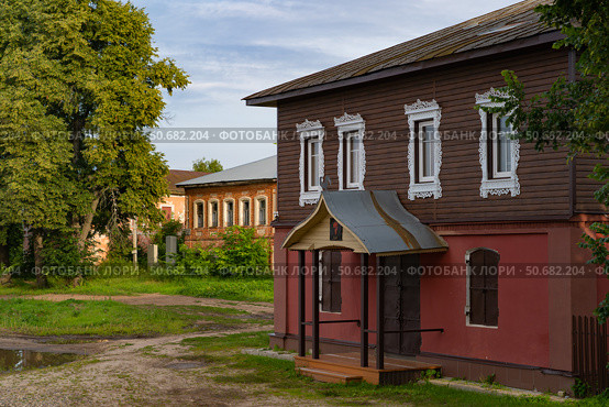 село Холуй, старые дома с наличниками на окнах. Редакционное фото, фотограф ~✿Eлена Челышева(Кочина)✿~ / Фотобанк Лори