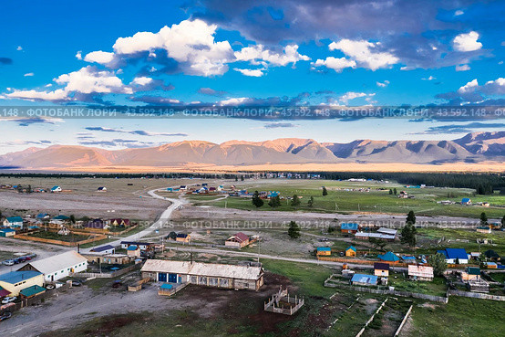 Село Курай. Кош-Агачский район республики Алтай. Вид с высоты птичьего полёта. (2024 год). Стоковое фото, фотограф Евгений Мухортов / Фотобанк Лори