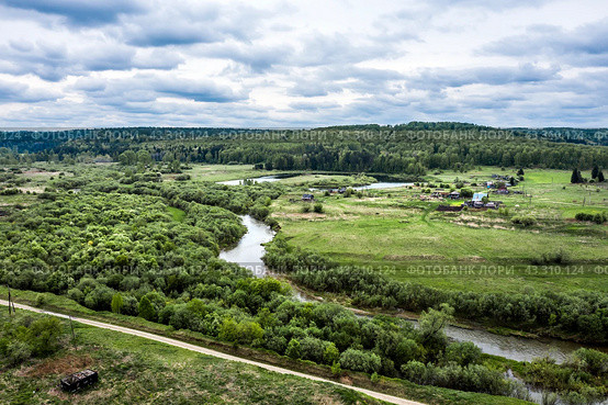 Село Суенга и река Бердь. Вид с высоты птичьего полёта. Новосибирская область, Маслянинский район, Западная Сибирь России. (2024 год). Стоковое фото, фотограф Евгений Мухортов / Фотобанк Лори