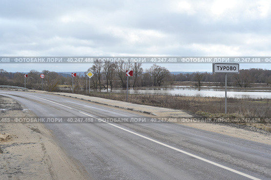 Село Турово в начале населенного пункта и пойма реки Лопасни во время половодья (2023 год). Стоковое фото, фотограф Владимир Литвинов / Фотобанк Лори