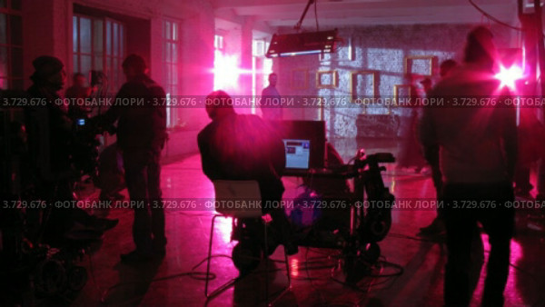 Съемочная группа и обслуживающий персонал снимает клип на песню Letet by Rene (2010 год). Редакционное видео, видеограф Losevsky Pavel / Фотобанк Лори