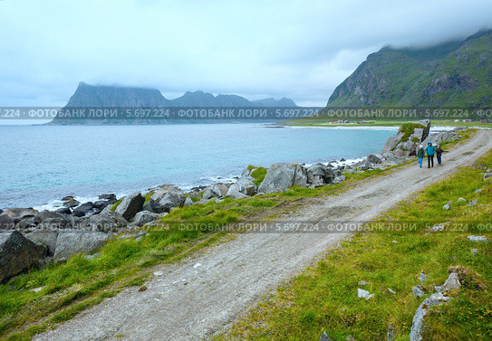 Семья прогуливается по каменистому пляжу Haukland beach (Норвегия, Лофотенские острова) (2013 год). Стоковое фото, фотограф Юрий Брыкайло / Фотобанк Лори