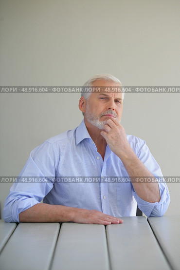 senior male stroking his beard. Стоковое фото, агентство Ingram Publishing / Фотобанк Лори