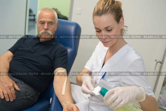 senior man and nurse checking blood sugar level. Стоковое фото, агентство Ingram Publishing / Фотобанк Лори