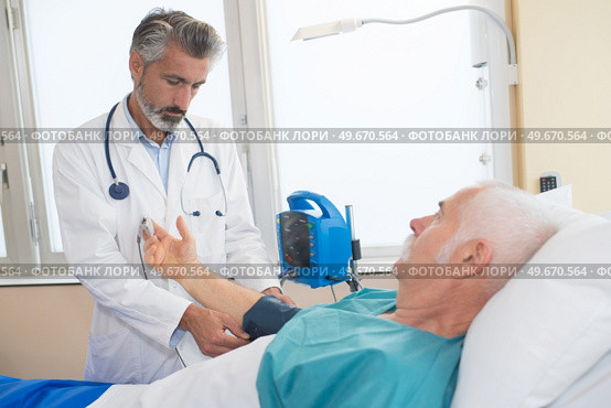 senior man at the hospital being checked by doctor. Стоковое фото, агентство Ingram Publishing / Фотобанк Лори