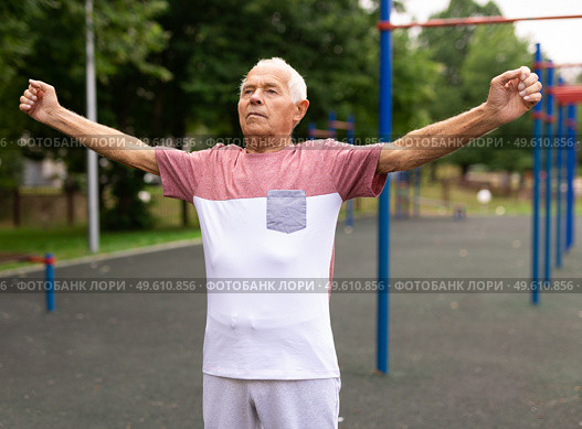 Senior man doing warming up exercises. Стоковое фото, фотограф Татьяна Яцевич / Фотобанк Лори