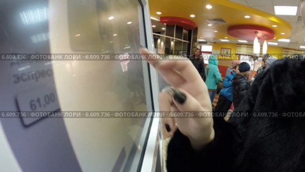 Сенсорный платежный терминал в ресторане Mc’Дональдс, Уфа (2014 год). Редакционное видео, видеограф Mikhail Erguine / Фотобанк Лори