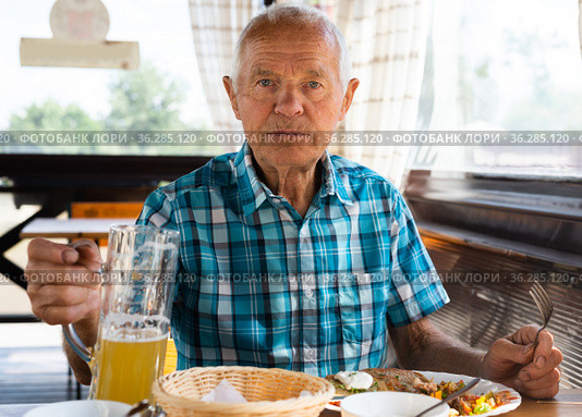 señor dines on the terrace restaurant in the afternoon. Стоковое фото, фотограф Татьяна Яцевич / Фотобанк Лори