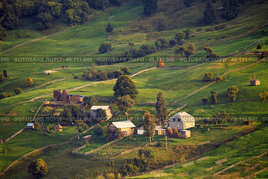 September rural scene in Carpathian mountains. Authentic village and fence. Стоковое фото, агентство Ingram Publishing / Фотобанк Лори