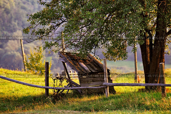 September rural scene in Carpathian mountains. Authentic village and fence. Стоковое фото, агентство Ingram Publishing / Фотобанк Лори