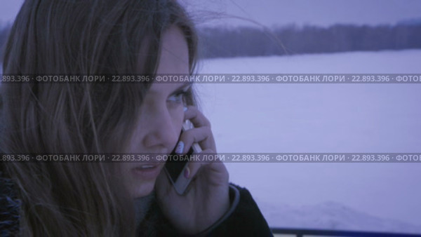 Сердитая замёрзшая девушка разговаривает на телефону. Стоковое видео, видеограф Юлия Машкова / Фотобанк Лори
