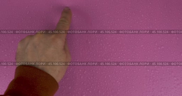 Сердце, нарисованное пальцем на каплях дождя на розовом фоне. Романтический символ сердца. Вид сверху. Стоковое видео, видеограф Александр Собко / Фотобанк Лори