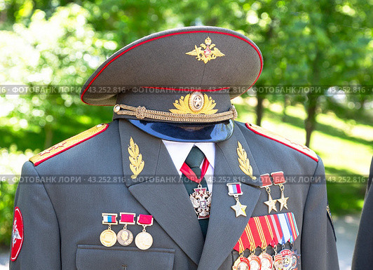 Сeremonial military uniform of Lieutenant General of the Russian Army M. Kalashnikov with various awards, orders and medals (2024 год). Редакционное фото, фотограф FotograFF / Фотобанк Лори